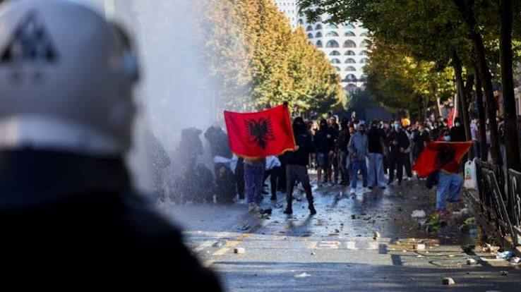 Κλιμακώνεται η ένταση των διαδηλώσεων στην Αλβανία: Με δακρυγόνα και ρίψεις νερού απαντά η αστυνομία
