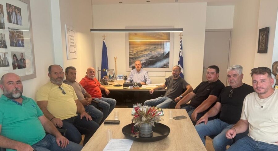Ο Χρήστος Καπετάνος στη Λάρισα με τους κτηνοτρόφους που έχασαν τα ζώα τους από τον Daniel
