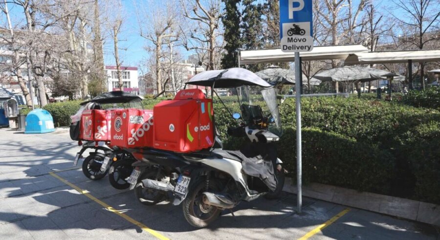 «Πράσινο φως» για τα δίκυκλα διανομής σε τρεις κεντρικούς δρόμους της Λάρισας – Τι αποφασίστηκε στο Δημοτικό Συμβούλιο