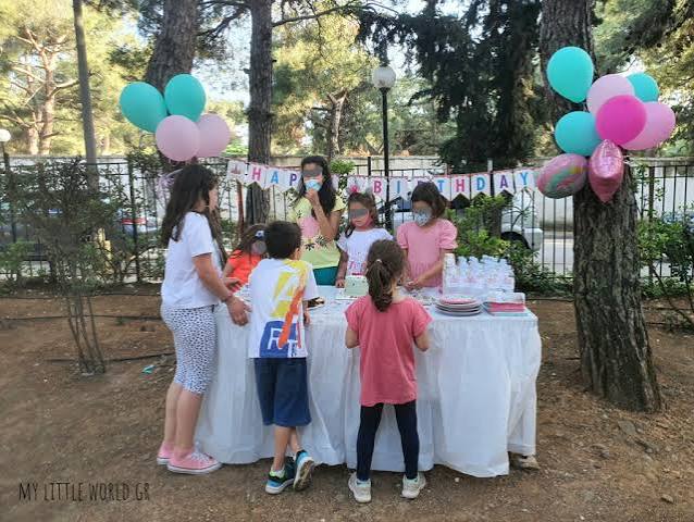 Έχουν δυσκολέψει τα παιδικά πάρτι: Μητέρα ζητά dress code, λίστα δώρων και συγχρονισμό στο τραγούδι
