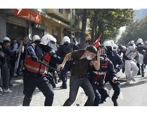 Αλβανία: Οχτώ τραυματίες από τα άγρια επεισόδια στο κέντρο των Τιράνων