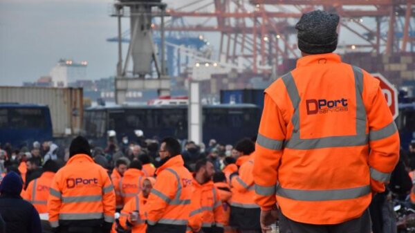 Απεργούν αύριο οι λιμενεργάτες